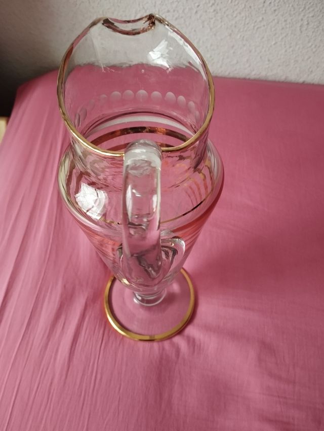 Jarra antigua cristal grabado y dorado años 50
