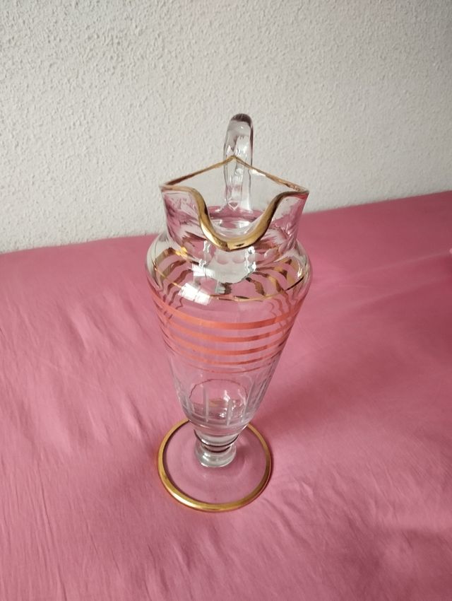 Jarra antigua cristal grabado y dorado años 50