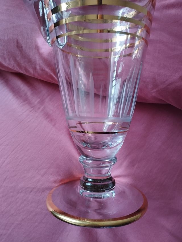 Jarra antigua cristal grabado y dorado años 50