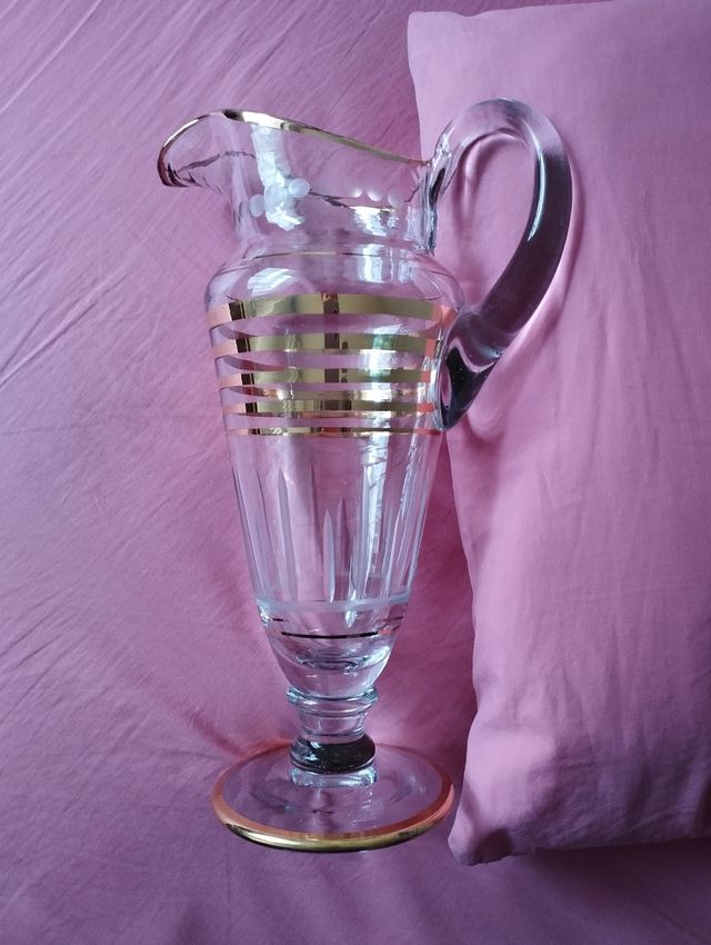 Jarra antigua cristal grabado y dorado años 50