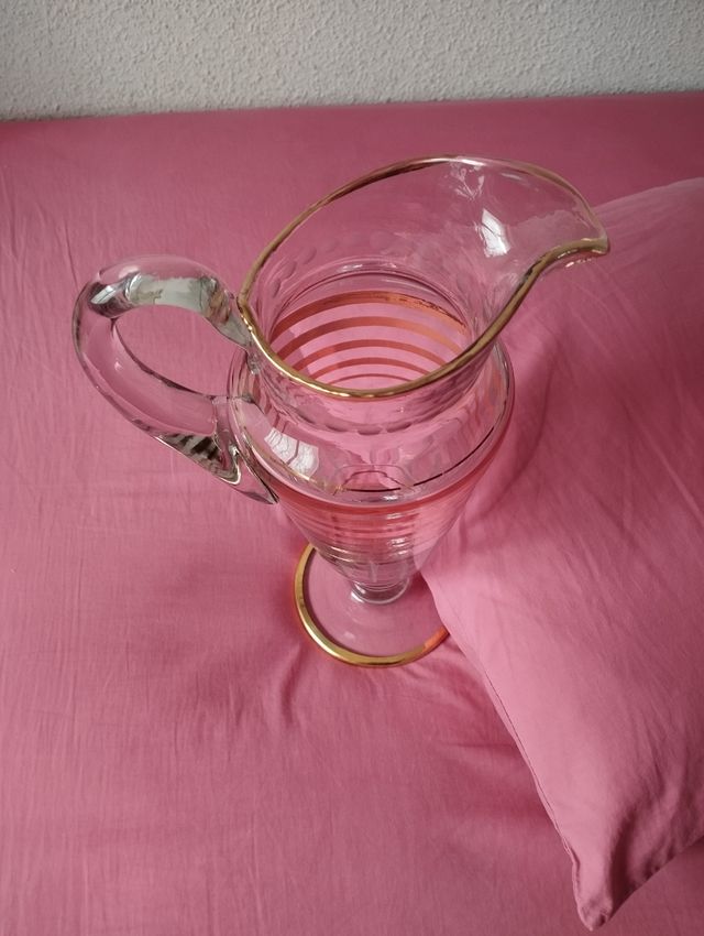 Jarra antigua cristal grabado y dorado años 50