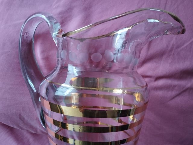 Jarra antigua cristal grabado y dorado años 50