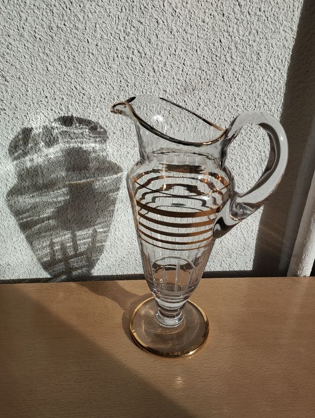 Jarra antigua cristal grabado y dorado años 50