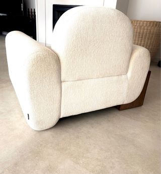 Sillón Tweed blanco latte y madera de nogal