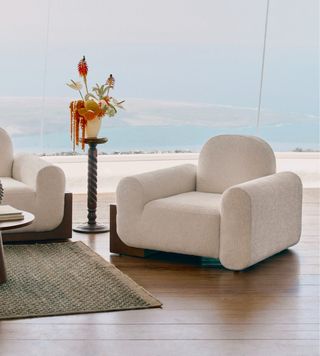 Sillón Tweed blanco latte y madera de nogal
