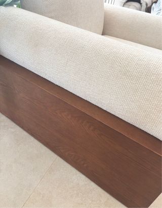 Sillón Tweed blanco latte y madera de nogal