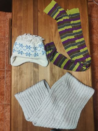 Lote de 1 bufanda, 3 pañuelos y 1 gorro