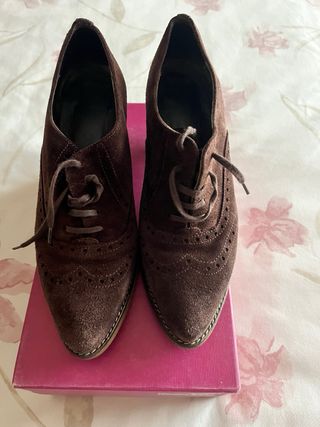 Zapatos de ante tipo inglés con punta