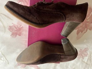 Zapatos de ante tipo inglés con punta