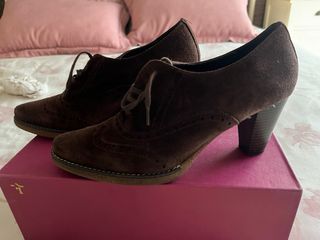 Zapatos de ante tipo inglés con punta