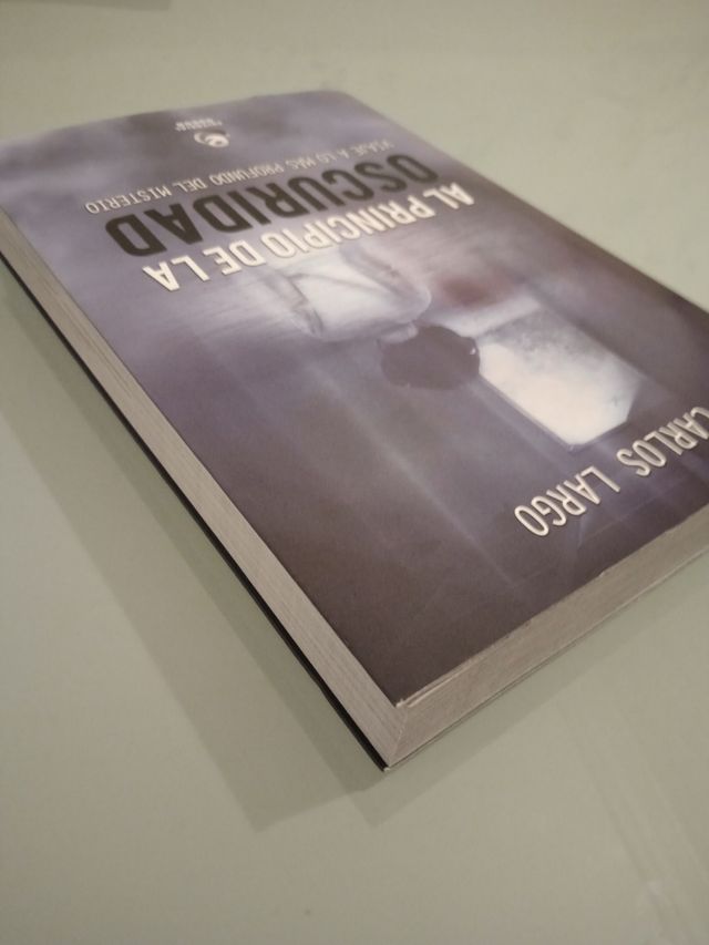 Al principio de la oscuridad.