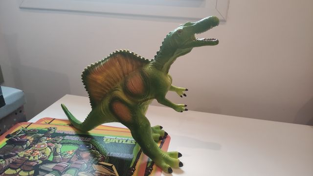 Dinosaurio grande con sonido terrorifico