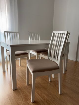 Mesa de comedor y sillas