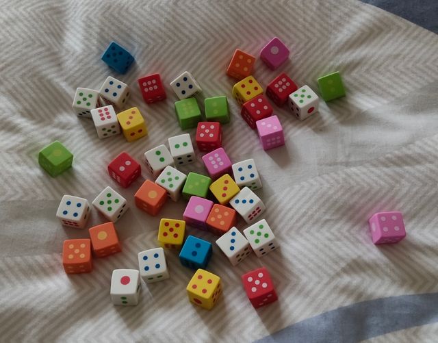 Gomas de borrar de colores y forma dado