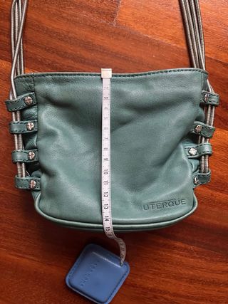 Bolso verde Uterqüe con cadenas