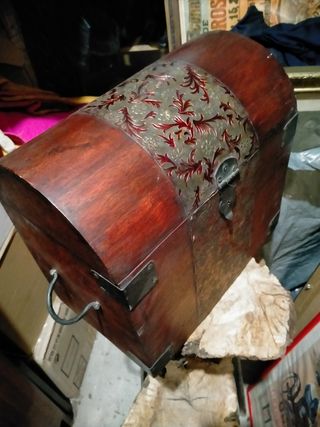 Baúl de madera para vino trabajado a mano