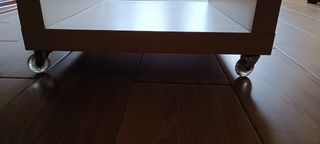 Mesita auxiliar de madera con ruedas