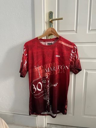 camiseta medio maraton sevilla marca HOKA