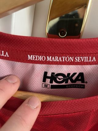 camiseta medio maraton sevilla marca HOKA