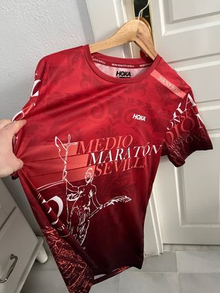 camiseta medio maraton sevilla marca HOKA
