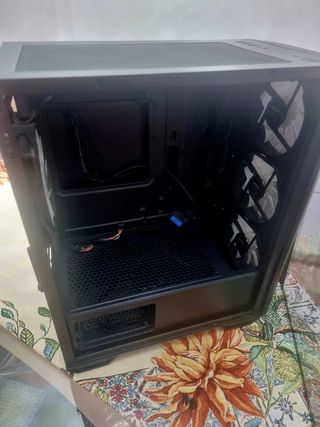 Caja de PC MSI, con 4 ventiladores MSI