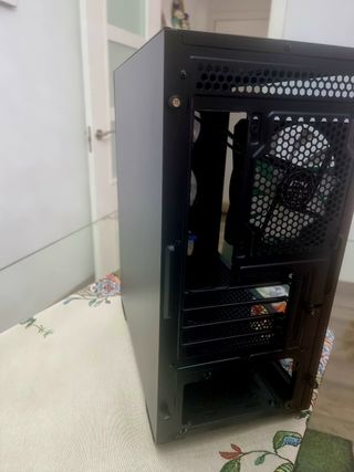 Caja de PC MSI, con 4 ventiladores MSI