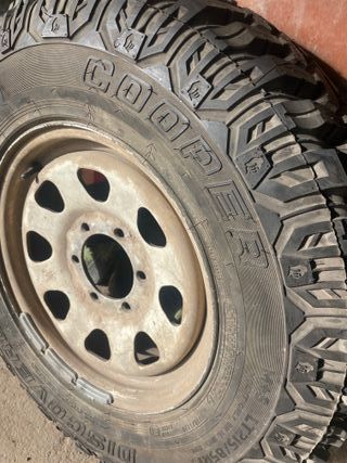 5 llantas con neumaticos 4x4