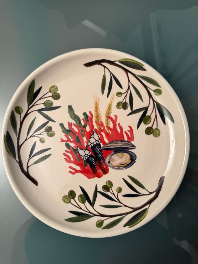 Plato obra de arte de Mercedes Bellido.
