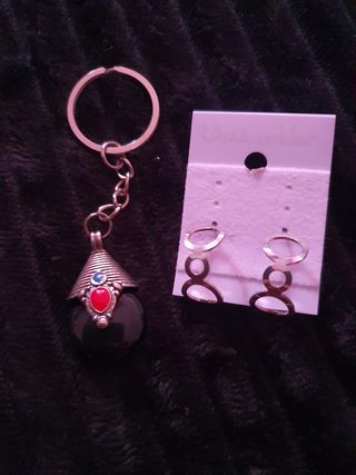 Lote de pulseras +llavero y pendientes 