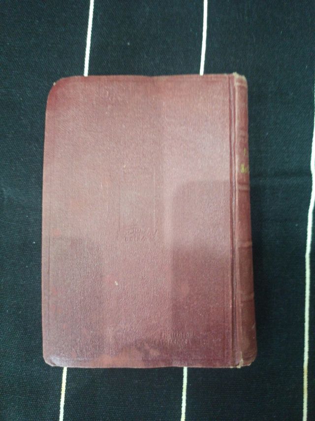 Libro antiguo religioso.