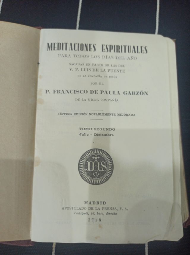 Libro antiguo religioso.
