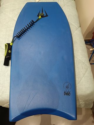 Tabla surf con funda y correa mano