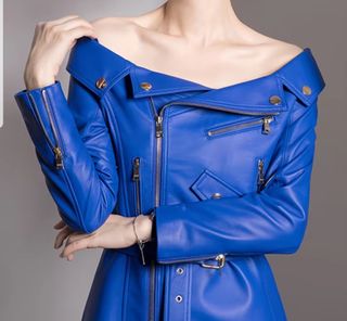 Motera palabra de honor abrigo-vestido