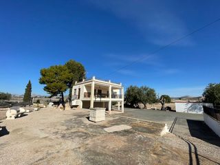 Chalet y gran terreno