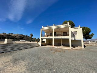 Chalet y gran terreno