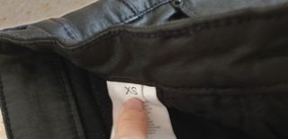 Pantalones negros encerados 