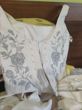 Vestido de novia 2 piezas. Está como nuevo.