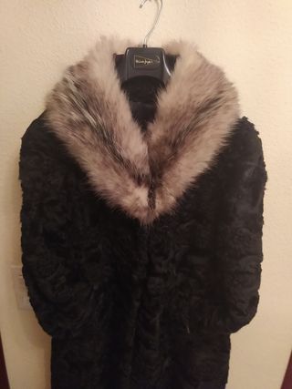 Abrigo de Astracán con cuello de piel