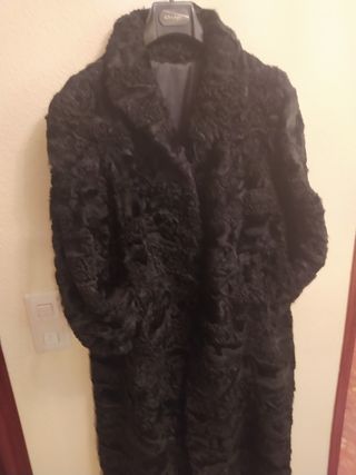 Abrigo de Astracán con cuello de piel