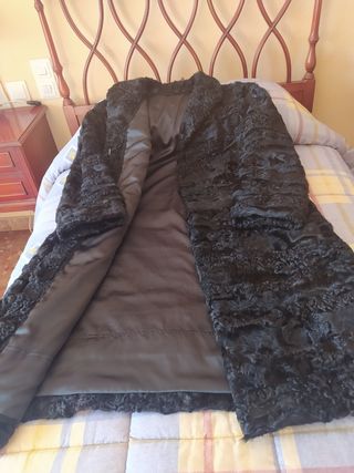 Abrigo de Astracán con cuello de piel