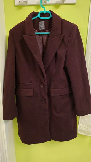 Abrigo color burdeos burgundy