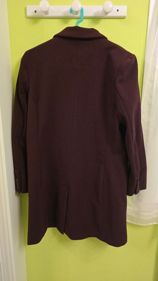 Abrigo color burdeos burgundy