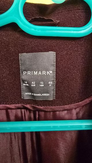 Abrigo color burdeos burgundy