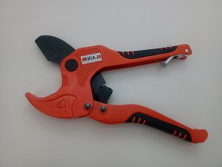 Taglia tubi PVC 