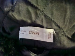 Abrigo negro para niña.