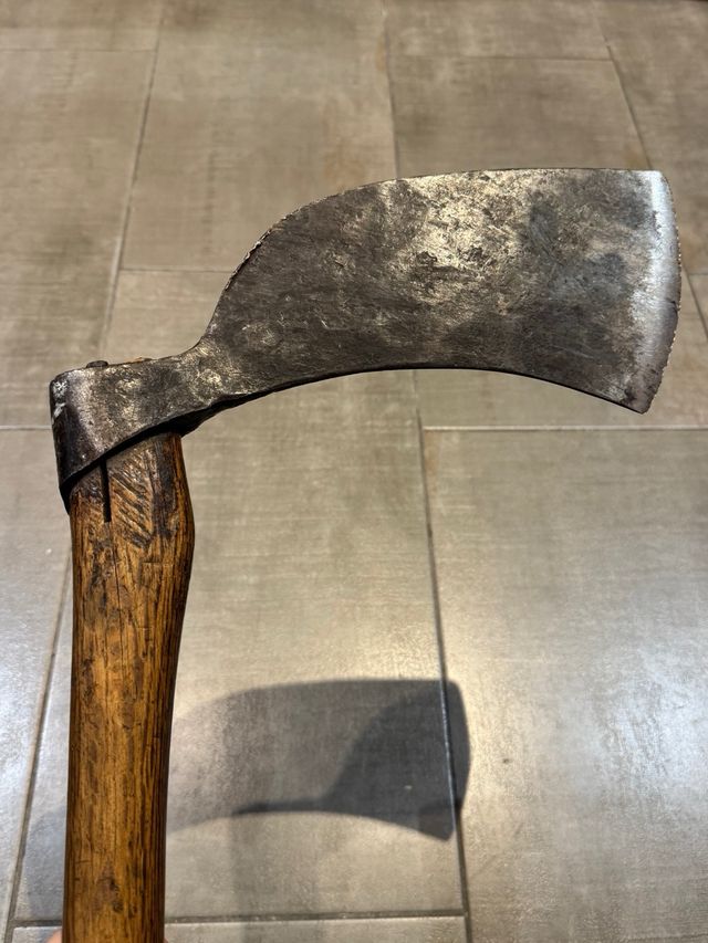 Hacha firmada de coleccion catalana