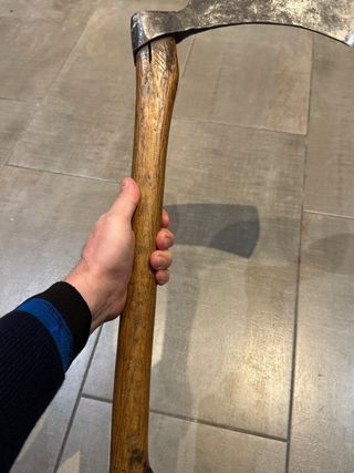 Hacha firmada de coleccion catalana