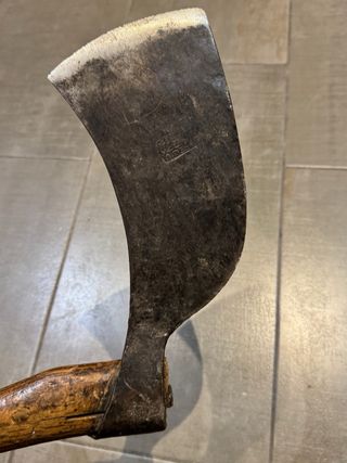 Hacha firmada de coleccion catalana