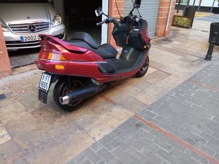 Moto Yamaha 250cc. Mayestic Color rojo.