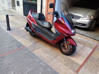 Moto Yamaha 250cc. Mayestic Color rojo.